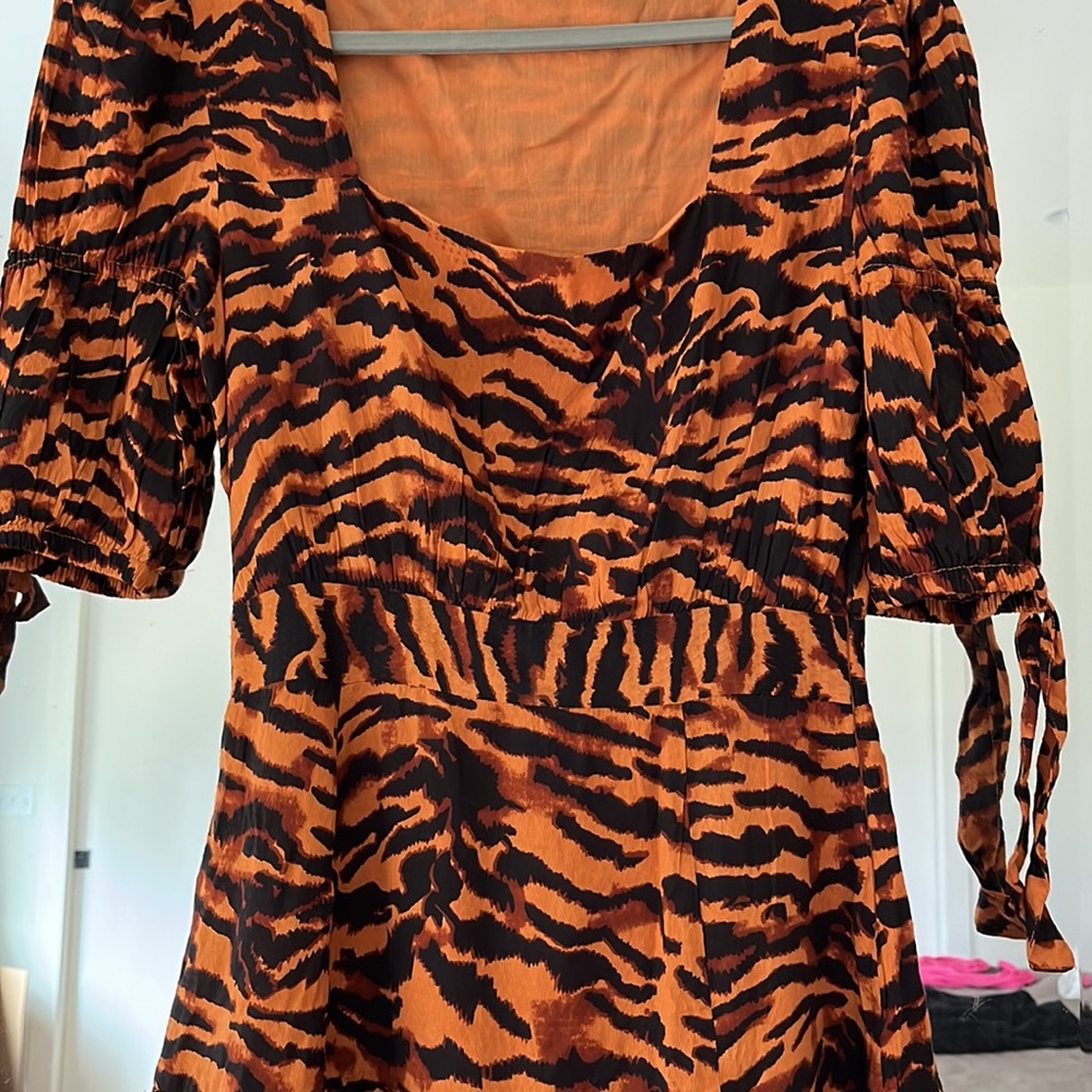 WALTER‎ BAKER Yosline Gathered Tiger Jacquard Midi Dress Size 4 NWOT - Picture 10 of 14